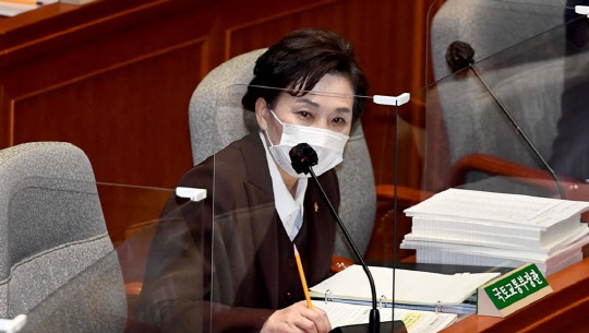 김현미(사진) 국토부 장관이 10일 열린 예산결산특별위원회 전체회의에서 답변하고 있다. <연합뉴스>